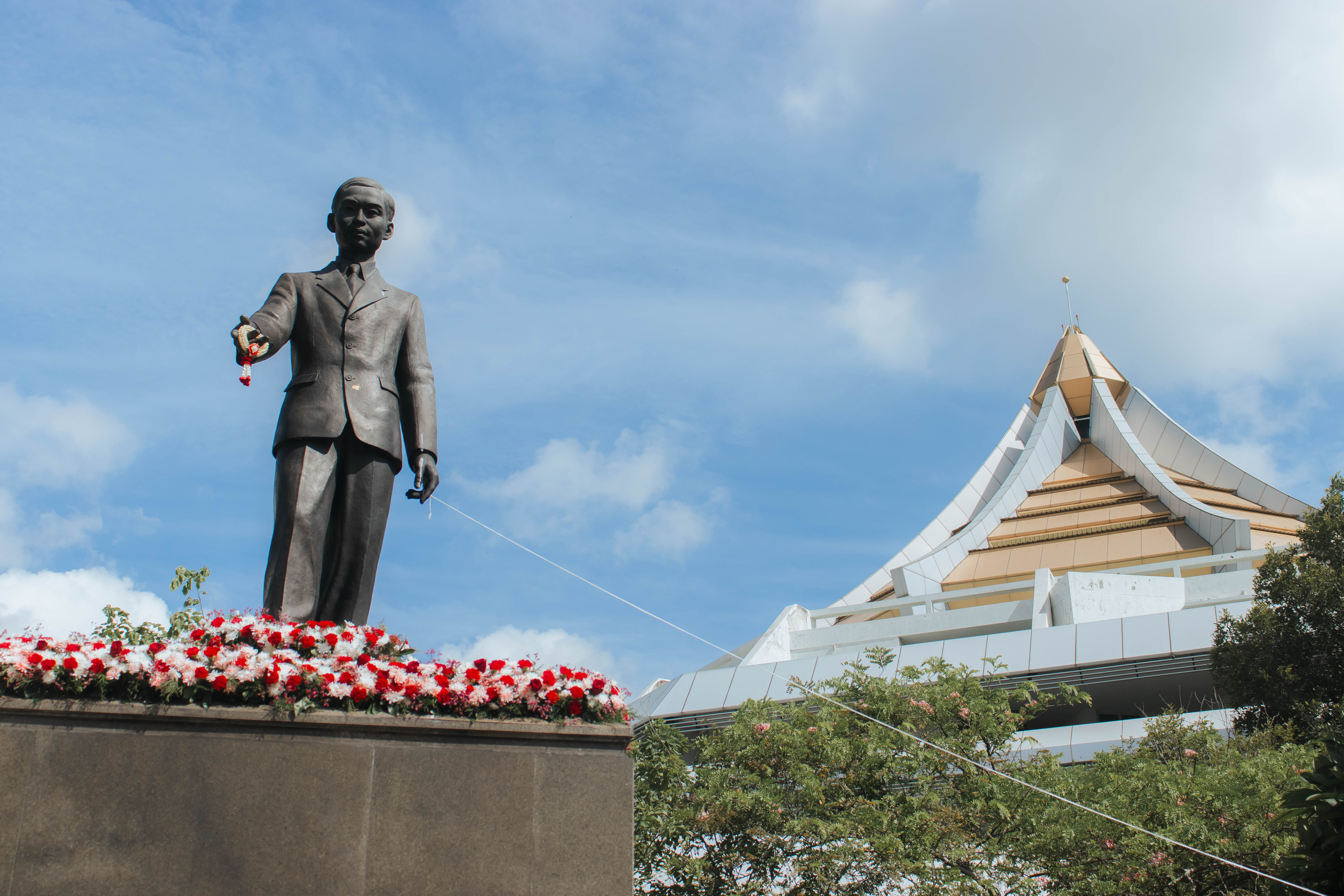 พิธีวางพวงมาลาถวายราชสักการะ พระบาทสมเด็จพระปรเมนทรมหาอานันทมหิดล