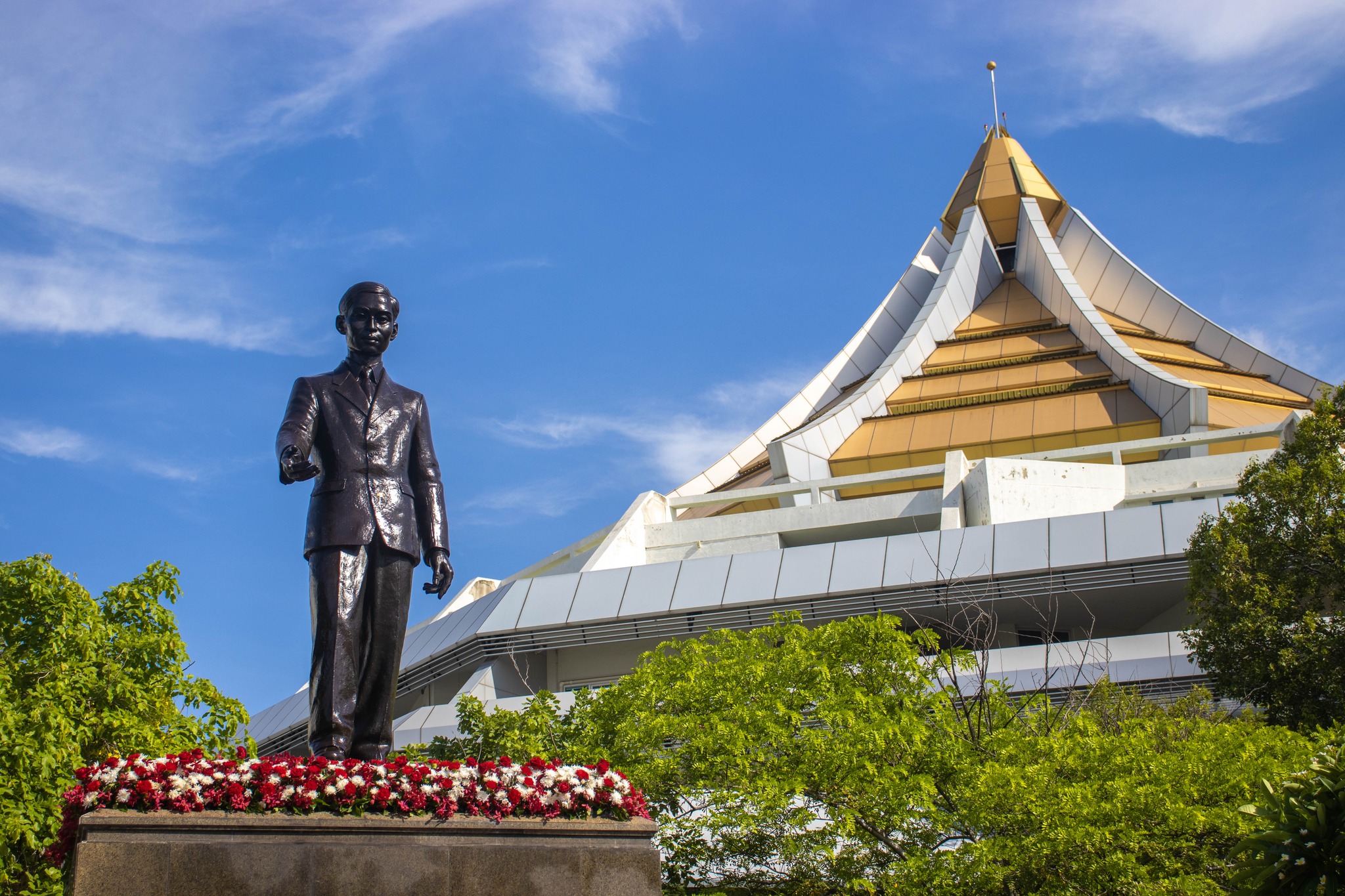 พิธีวางพวงมาลาถวายราชสักการะ พระบาทสมเด็จพระปรเมนทรมหาอานันทมหิดล