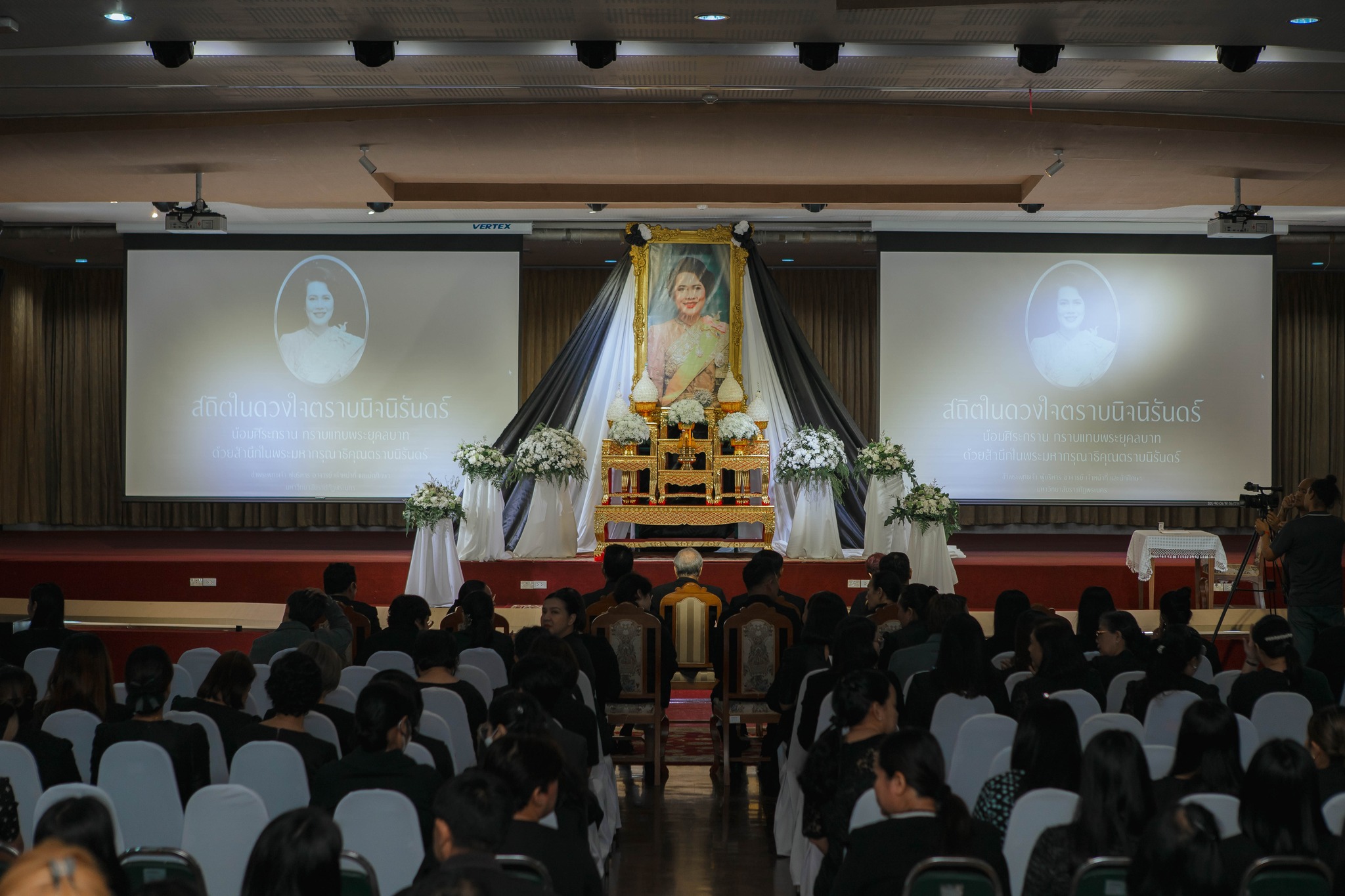 แสดงความอาลัยต่อการสวรรคต พระบรมราชชนนีพันปีหลวง