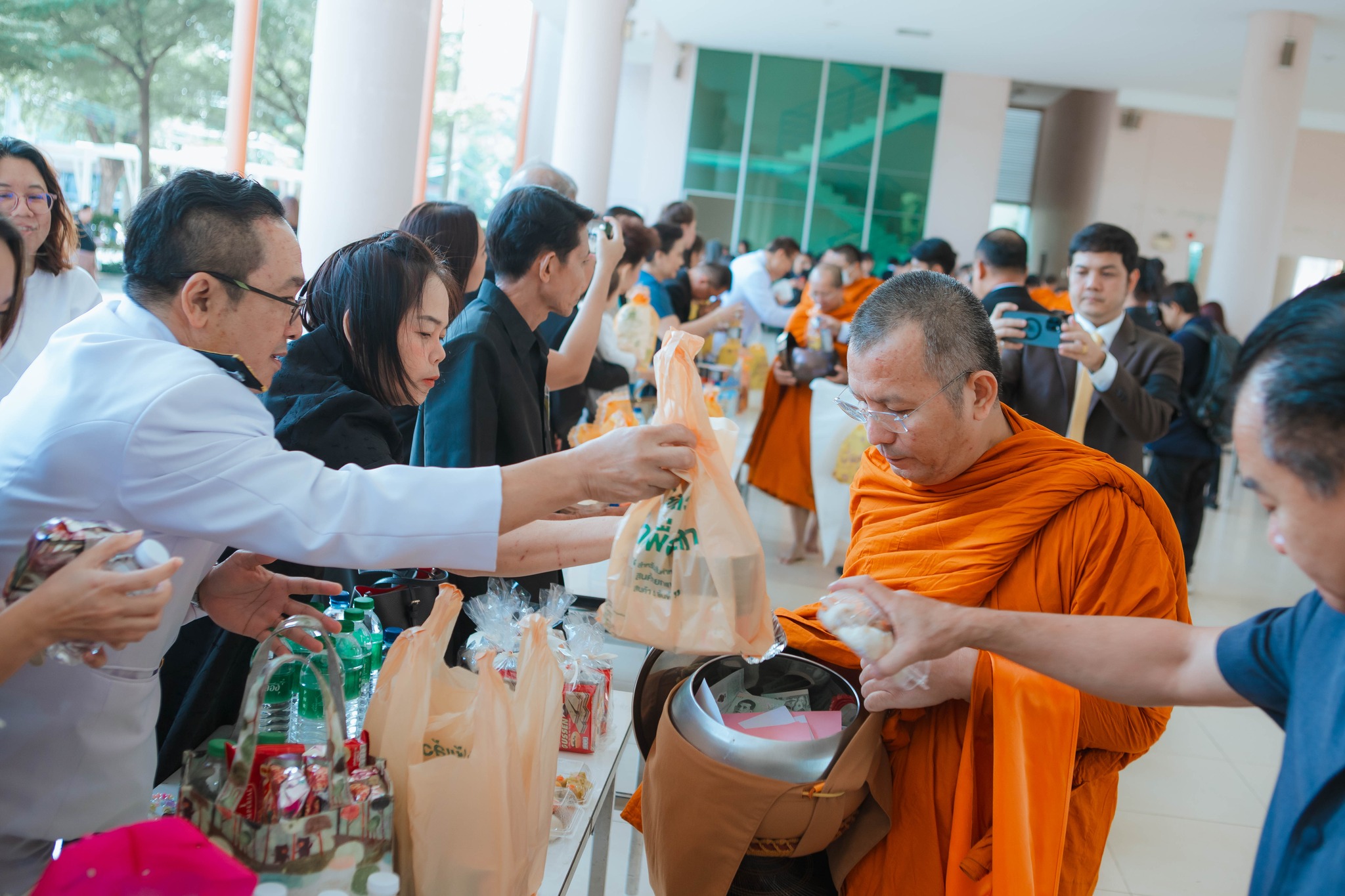 ๕ ธันวาคม วันพ่อแห่งชาติ (ใส่บาตร)